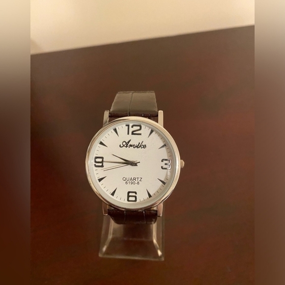Brand new Quartz White Ladies fashion watch - Picture 1 of 3